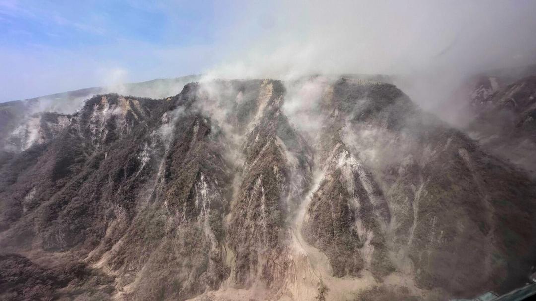 Sismo en Jalisco deja daños, grietas y deslizamientos en Volcán de Colima