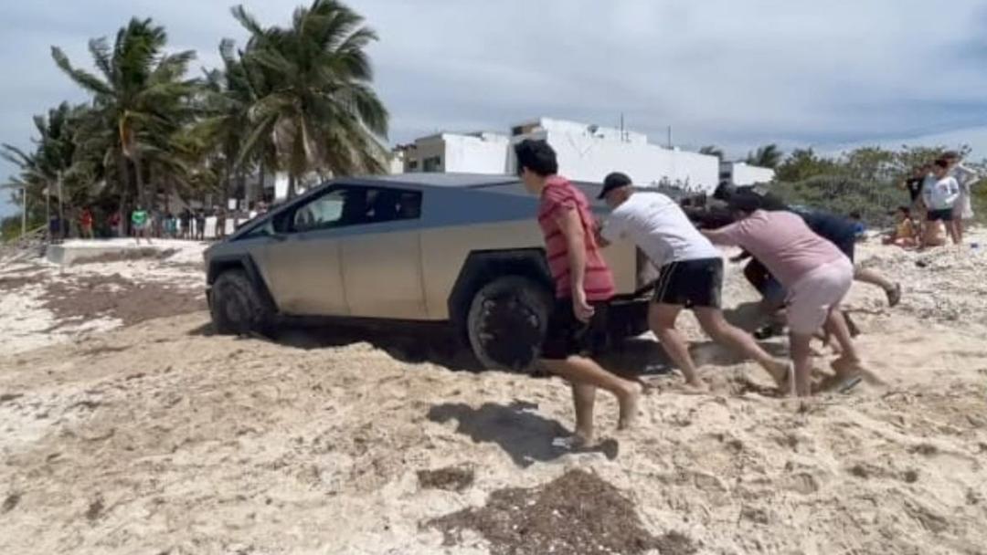 CyberTruck se atora en la arena en Yucatán; se vuelve viral