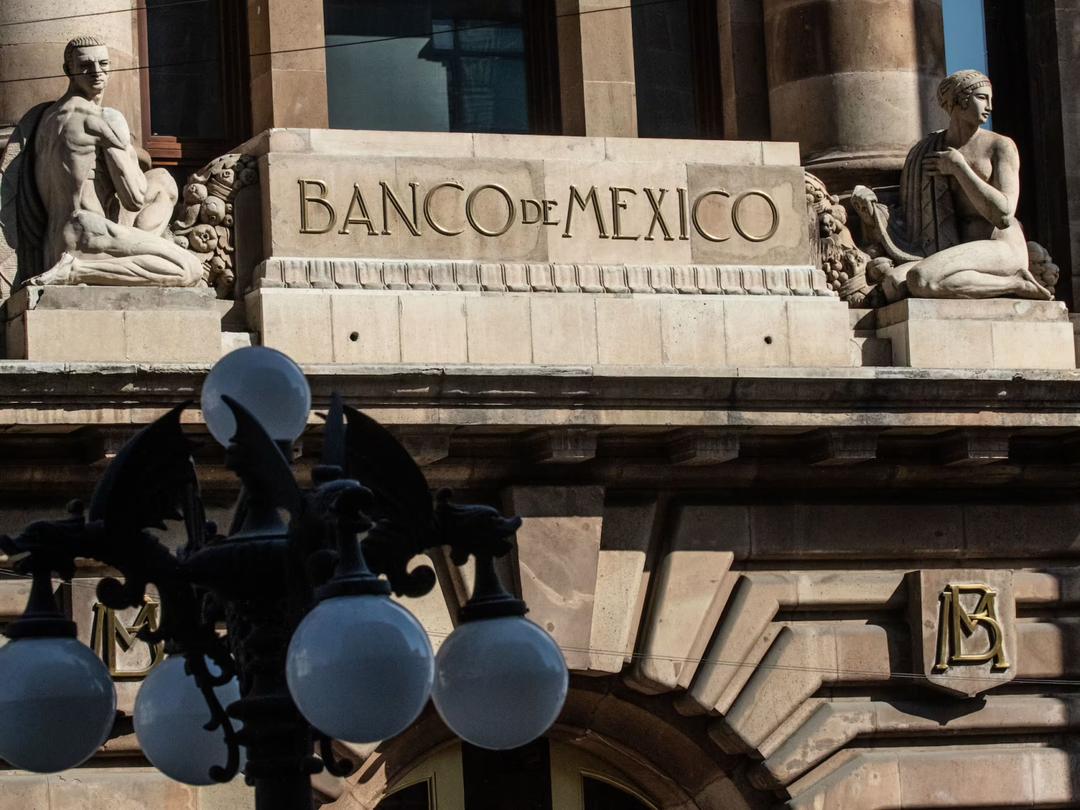 Banco de México baja su tasa de referencia tras conflictos internacionales