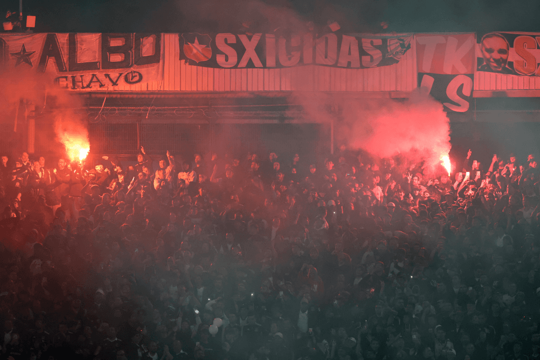 Colo Colo: Dos aficionados mueren en estampida al intentar ingresar al Estadio Monumental