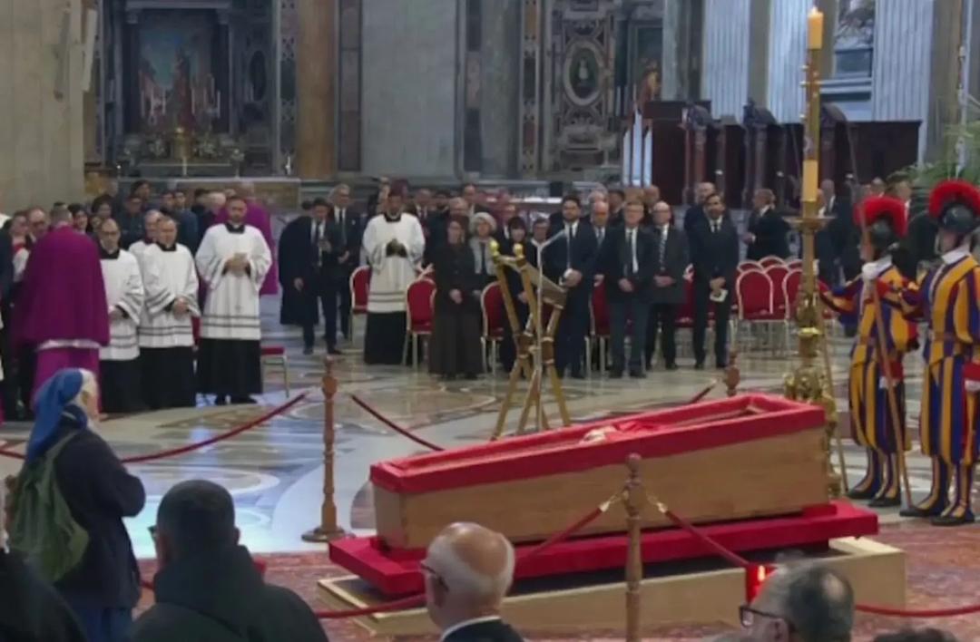 Sor Geneviève: Monja amiga del Papa Francisco rompe el protocolo del Vaticano