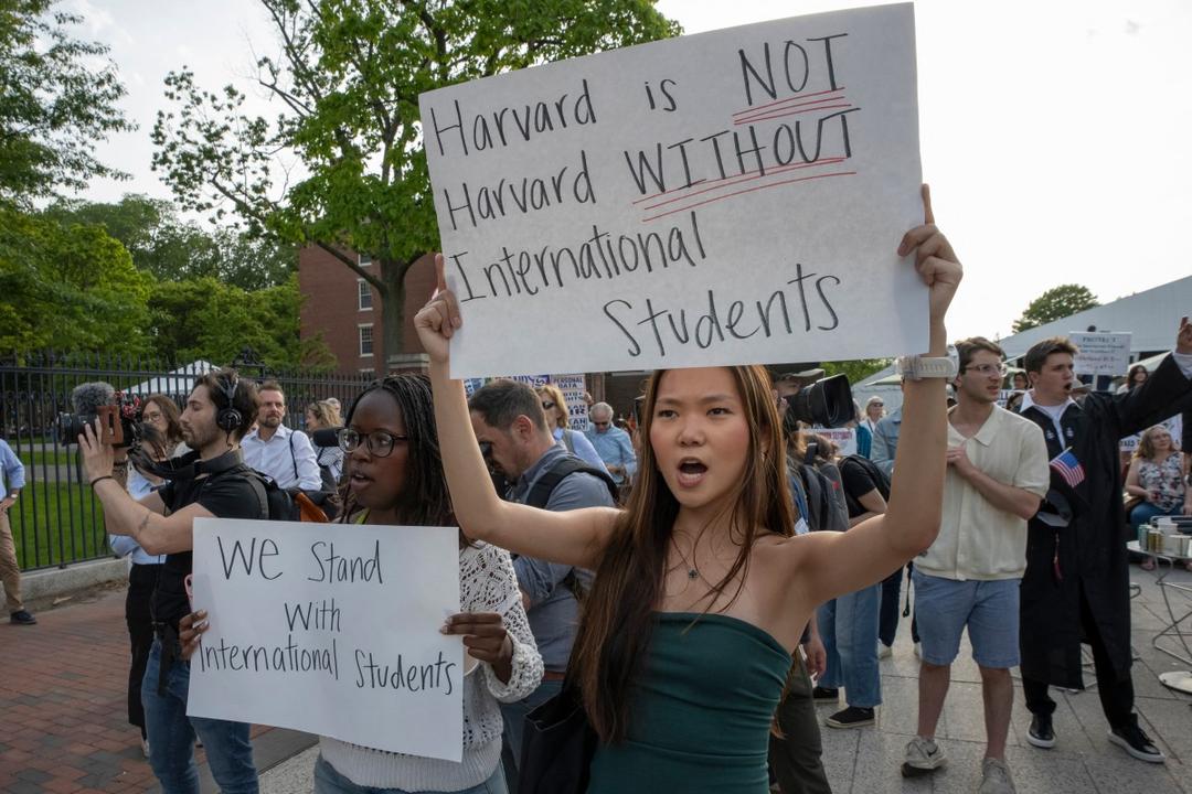Trump: Estudiantes de Harvard protestan por cancelación de contratos