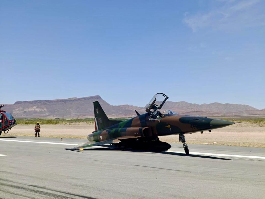 Avión militar sufre ponchadura durante aterrizaje en Chihuahua