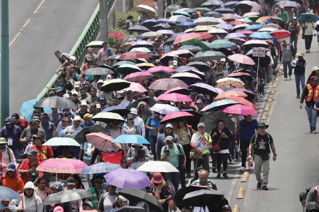 CNTE genera caos en inmediaciones del AICM; hay miles de afectados