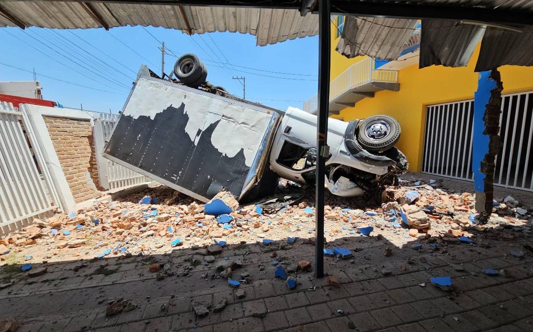 Zapopan: Camioneta con polines vuelca y cae al atrio de iglesia