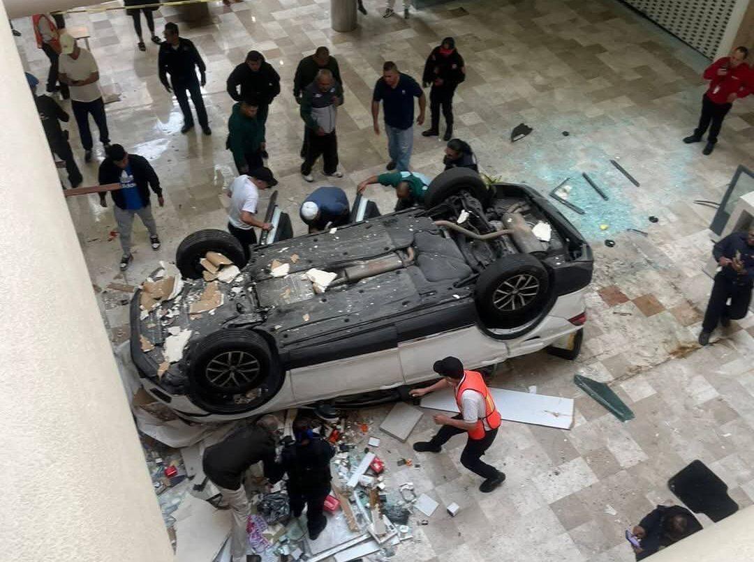 CDMX: Cae auto desde un tercer piso de una plaza comercial