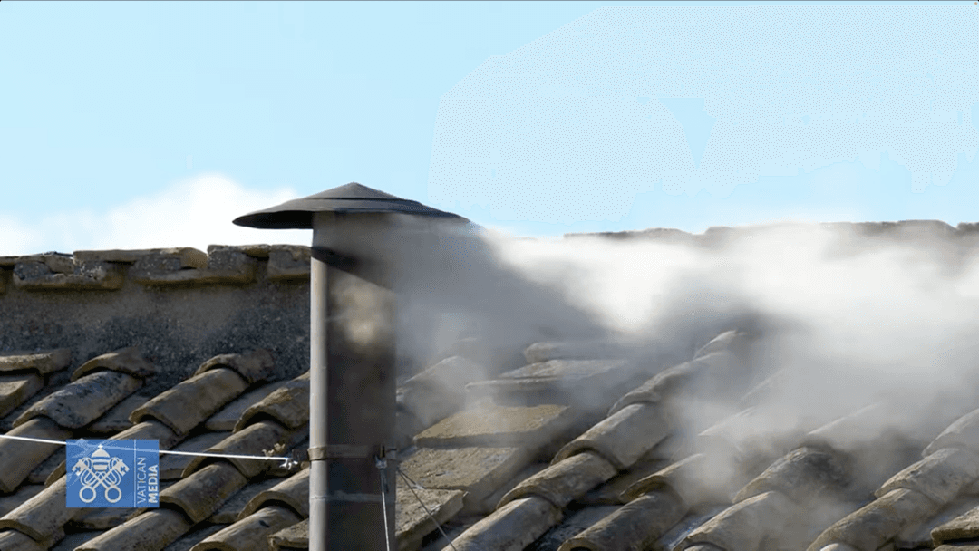 Habemus papam: Chimenea de la Capilla Sixtina lanza humo blanco