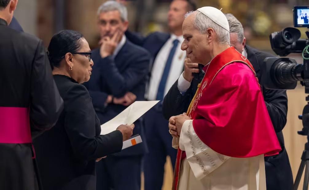Rosa Icela entrega carta de invitación a México para el León XIV
