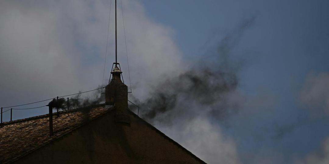 Cónclave: Los cardenales aún sin consenso en segunda vuelta