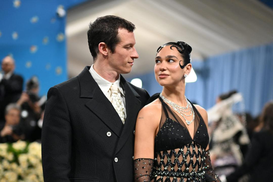 Dua Lipa confirma su compromiso con Callum Turner