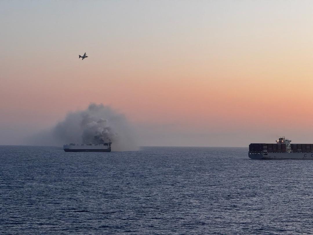 Alaska: Sigue activo el incendio en barco con vehículos eléctricos