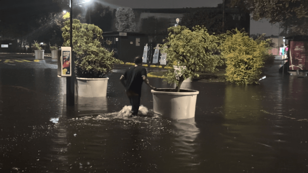 Lluvias en Guadalajara provocan inundaciones y vehículos varados