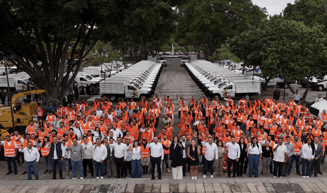 Verónica Delgadillo entrega más de 100 vehículos para servicios públicos