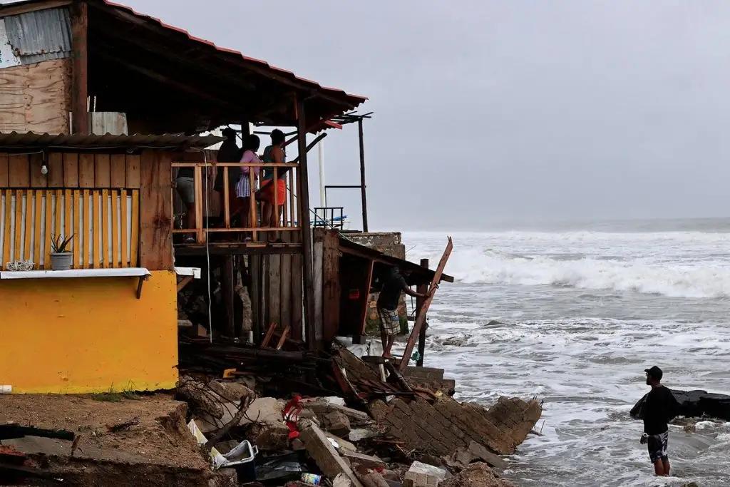 Erick toma fuerza como huracán categoría 1