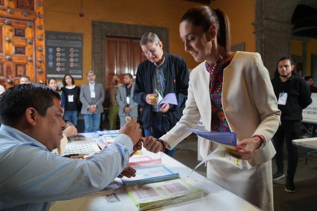 Sheinbaum junto a su esposo emiten su voto en la Elección Judicial