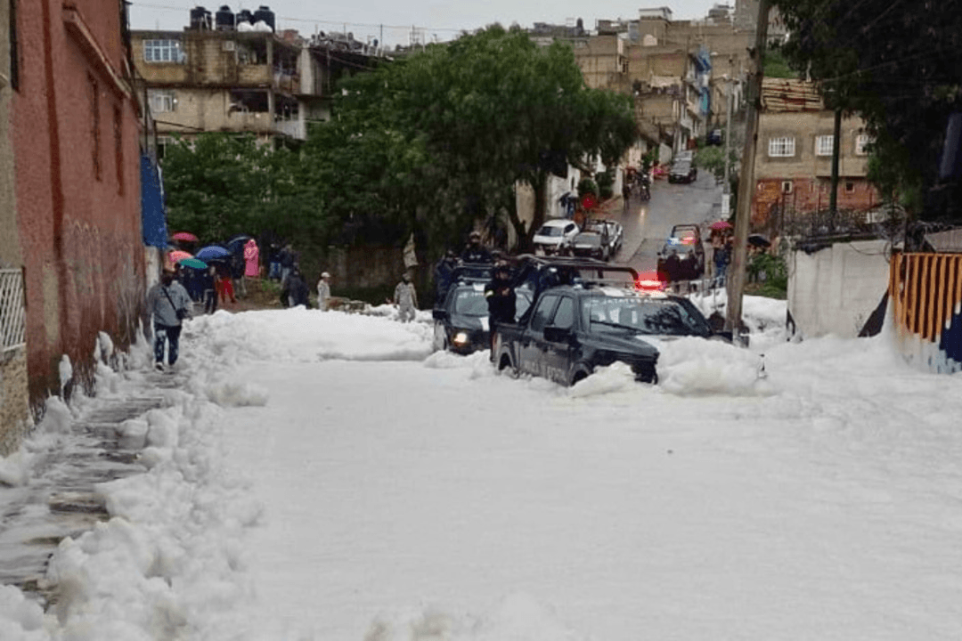 Naucalpan: Impactantes imágenes de la espuma contaminada en las calles