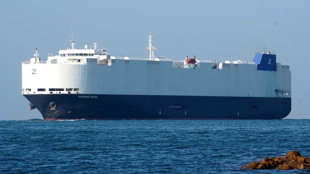 Alaska: Se incendia buque con autos eléctricos rumbo México