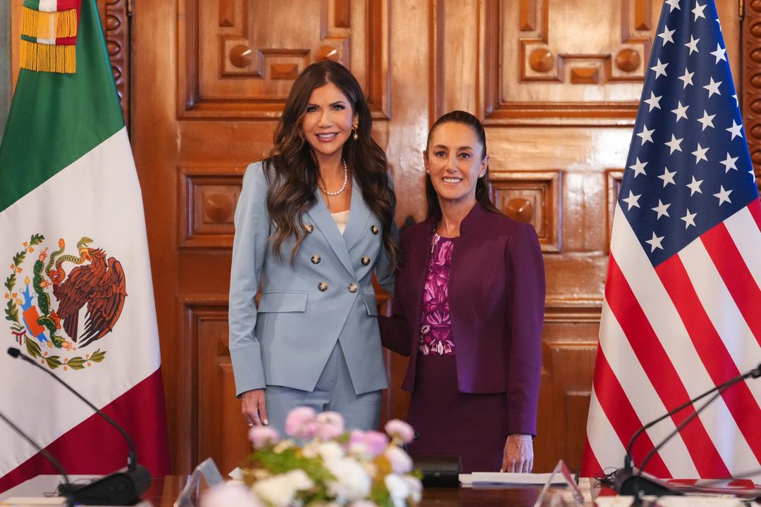 Kristi Noem arremete contra Sheinbaum por “alentar” las manifestaciones