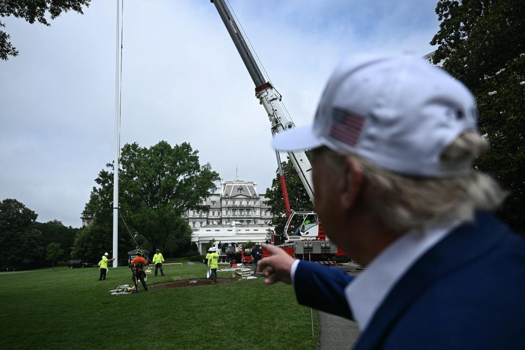 Trump coloca banderas gigantes afuera de la Casa Blanca