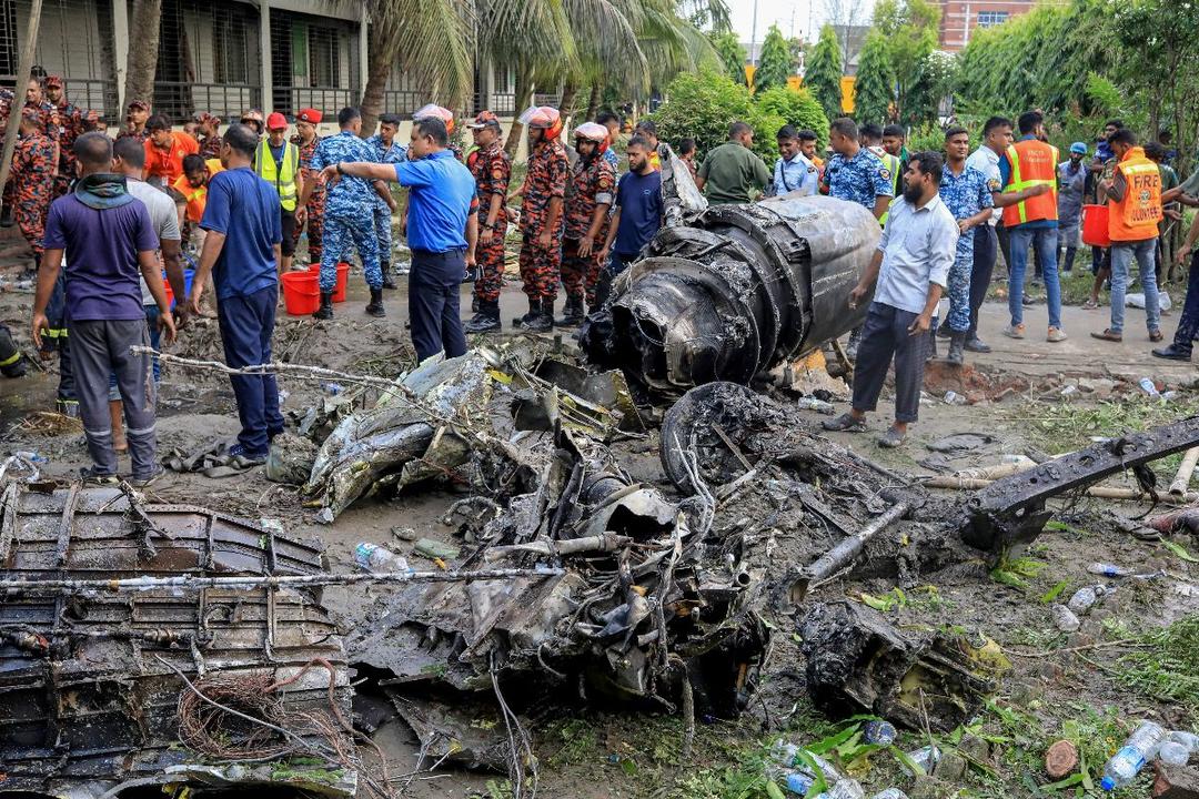 Bangladés: Al menos 20 muertos al estrellarse un avión militar contra una escuela