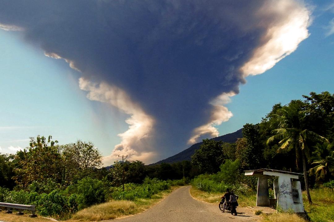 Indonesia: Cancelan decenas de vuelos por erupción de volcán