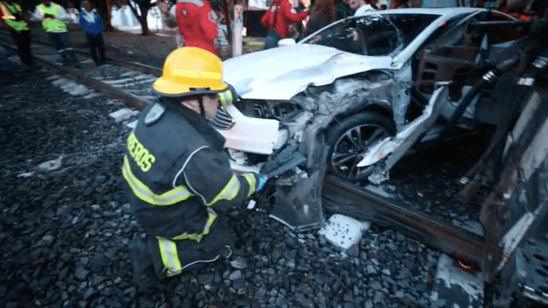 Guadalajara: Cuatro personas sobreviven a choque con el ferrocarril