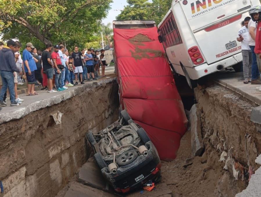 Guadalajara: Socavón gigante se traga 3 autos en El Bethel