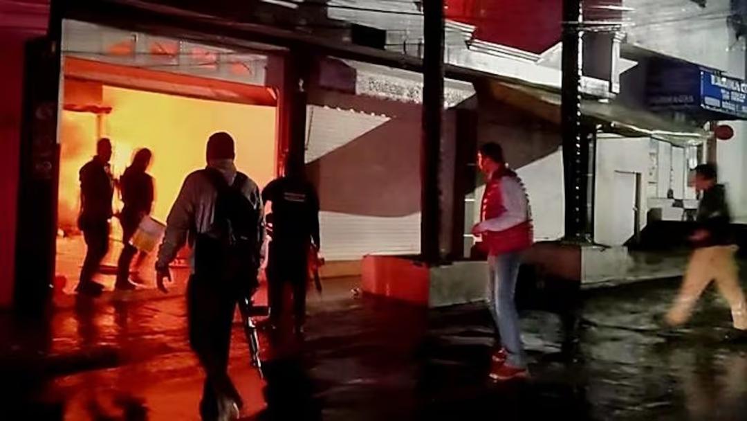 Michoacán: Balean e incendian casa de alcaldesa de Queréndaro