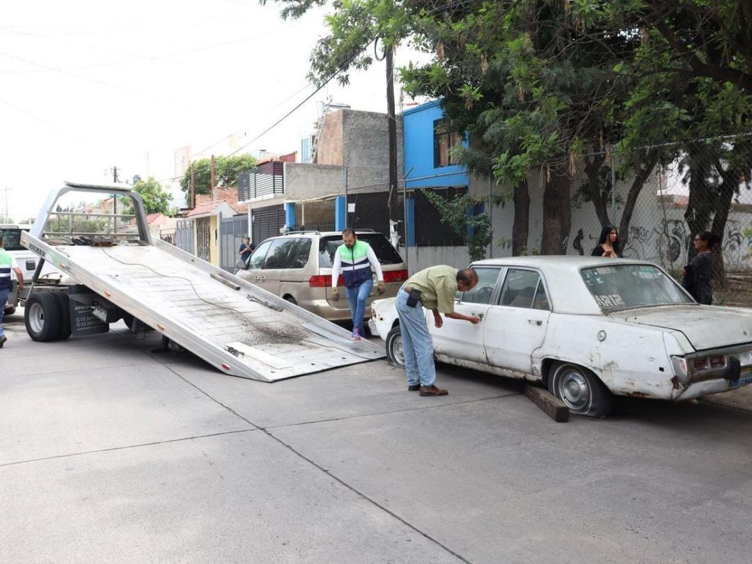 Guadalajara retira más de 700 autos abandonados en la calle