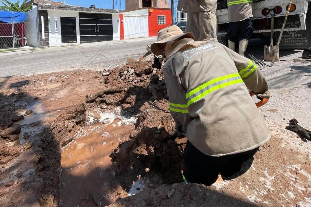 MIAA repara fuga de agua en Aguascalientes