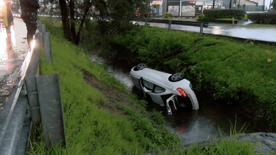 Lluvias en Zapopan: Fuerte tormenta deja autos varados e inundaciones