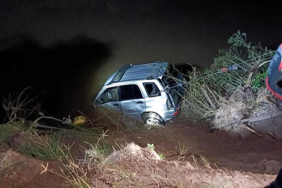 San Juan de los Lagos-Encarnación: Mueren 3 al caer vehículo a un arroyo