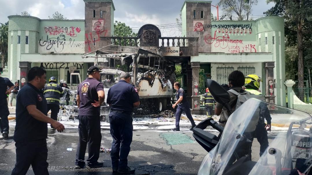Estado de México: Normalistas de Ayotzinapa incendian Campo Militar en protestas