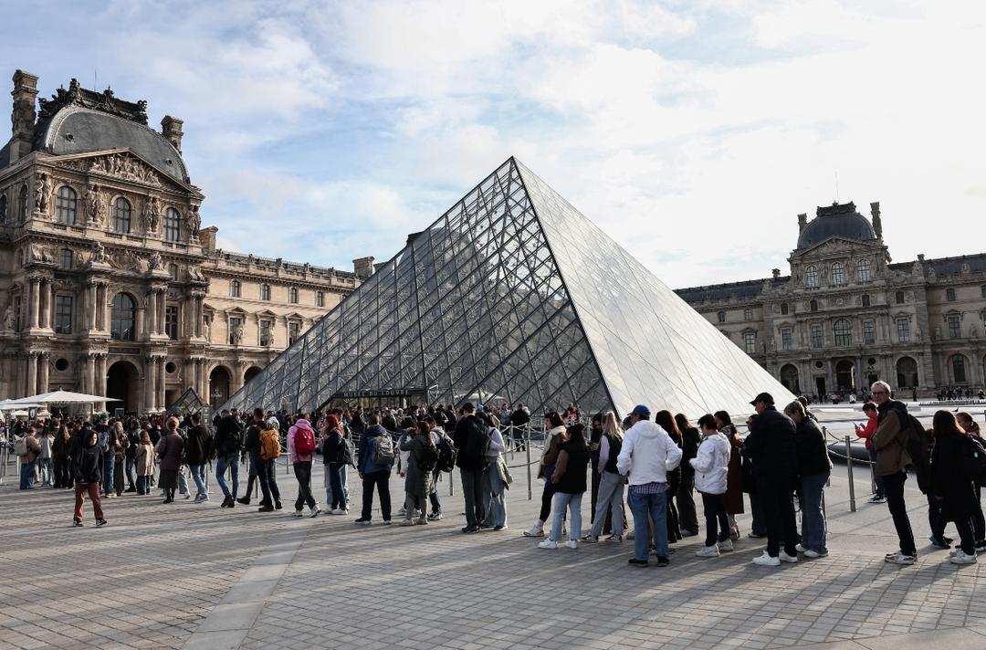 Museo de Louvre: Reabren puertas tres días después del robo
