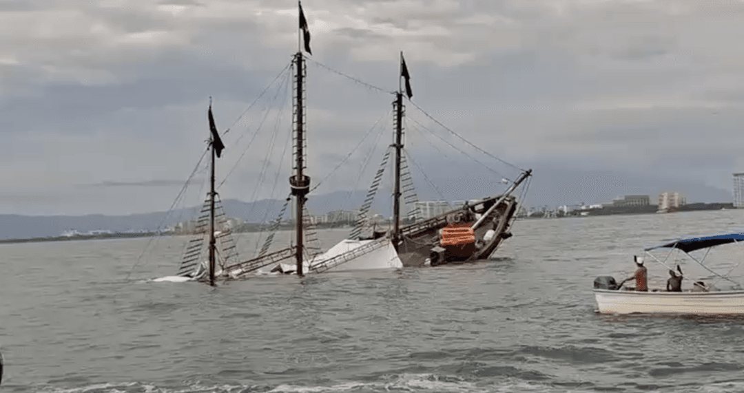 Puerto Vallarta: Se hunde el famoso barco El Marigalante