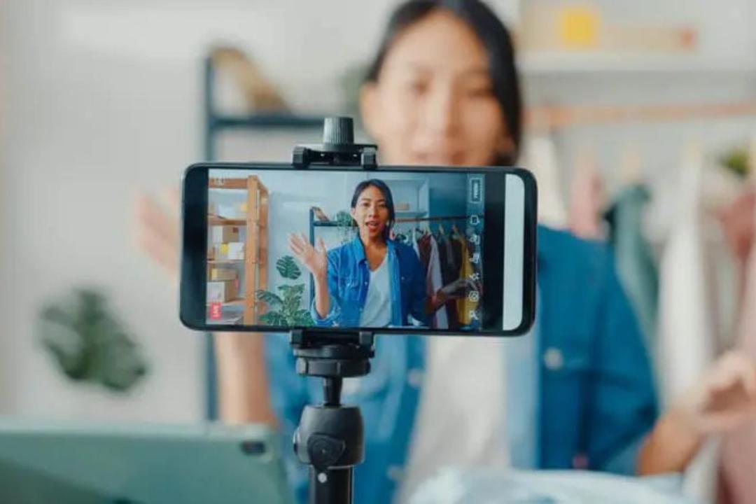 China multará a influencers que hablen sin conocimiento real