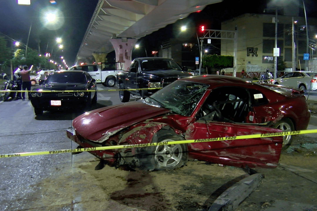 Línea 3: Vehículo deportivo choca contra pilar del Tren Ligero
