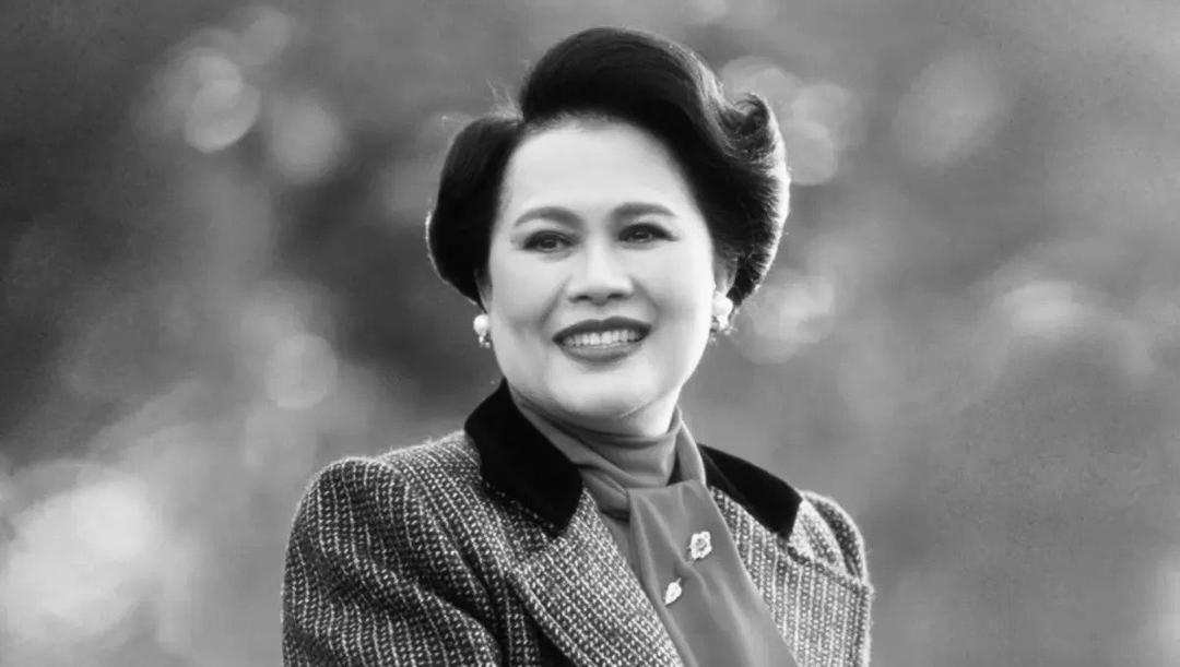 Muere la reina madre Sirikit de Tailandia, figura influyente del glamour y el poder
