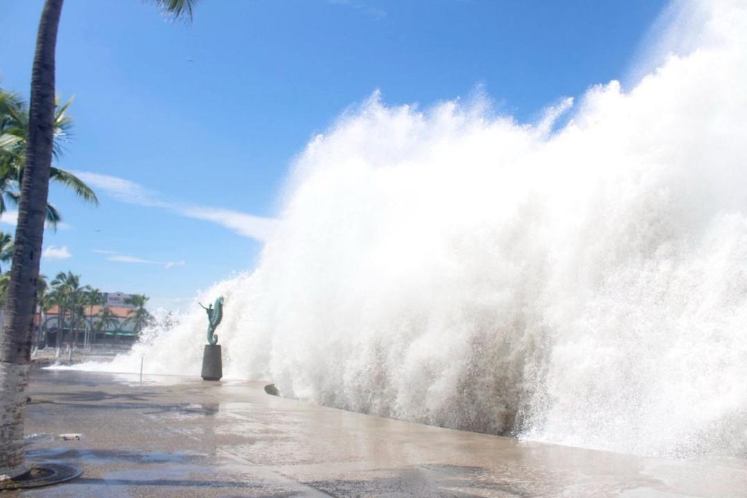 Puerto Vallarta: Huracán Priscila y las imágenes impactantes de olas