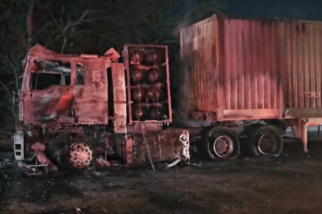 Tlaquepaque: Tráiler queda reducido a cenizas tras incendiarse