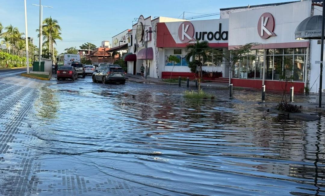 Puerto Vallarta: Huracán Priscila genera olas de 4 metros e inundaciones
