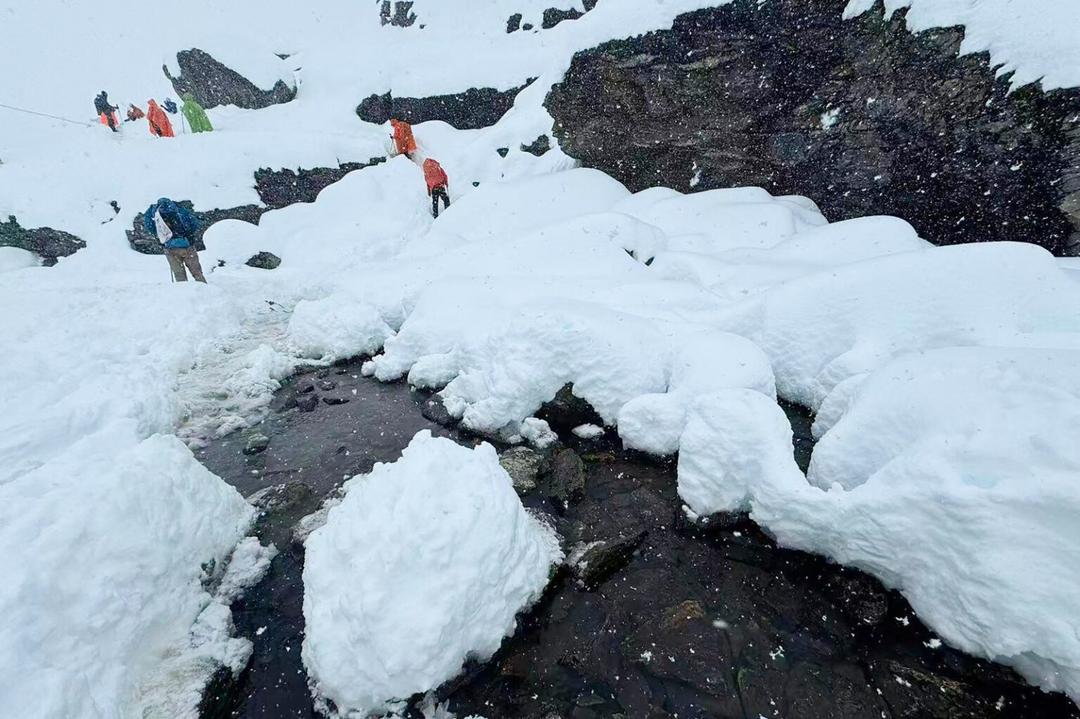 China: Rescatan a cientos de personas en el Monte Everest