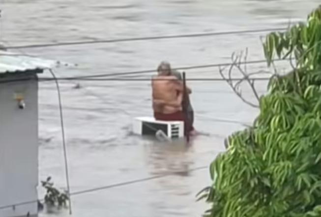 Viral: Abuelitos se abrazan en medios de las inundaciones en Veracruz