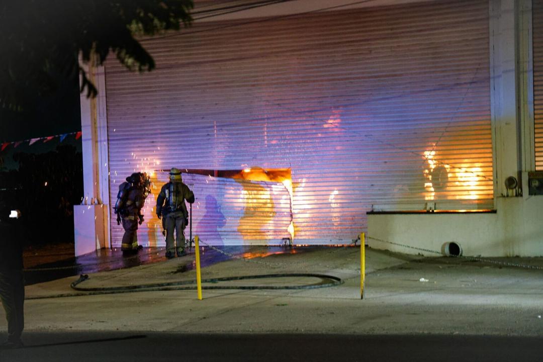 Culiacán: Prenden fuego intencionalmente a lote de carros