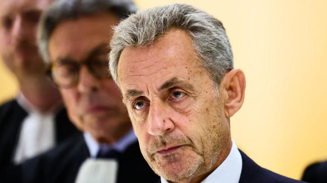 Francia: Expresidente deja la cárcel pero no saldrá del país