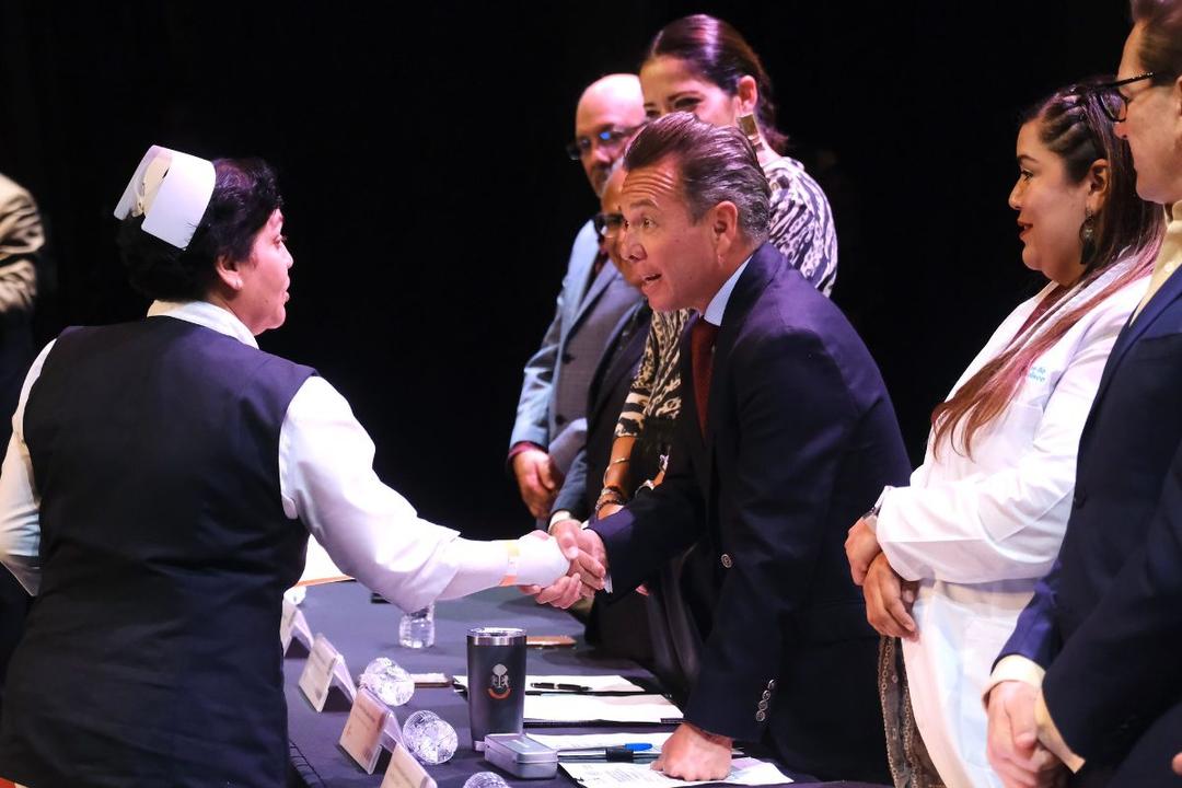 Lemus entrega bases laborales a 158 trabajadores de Salud Jalisco