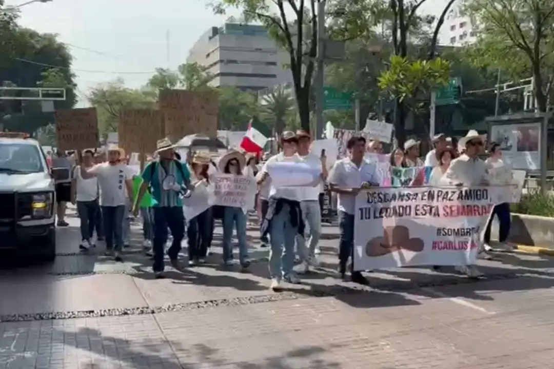 Carlos Manzo: Marchan en GDL por el asesinato del exalcalde