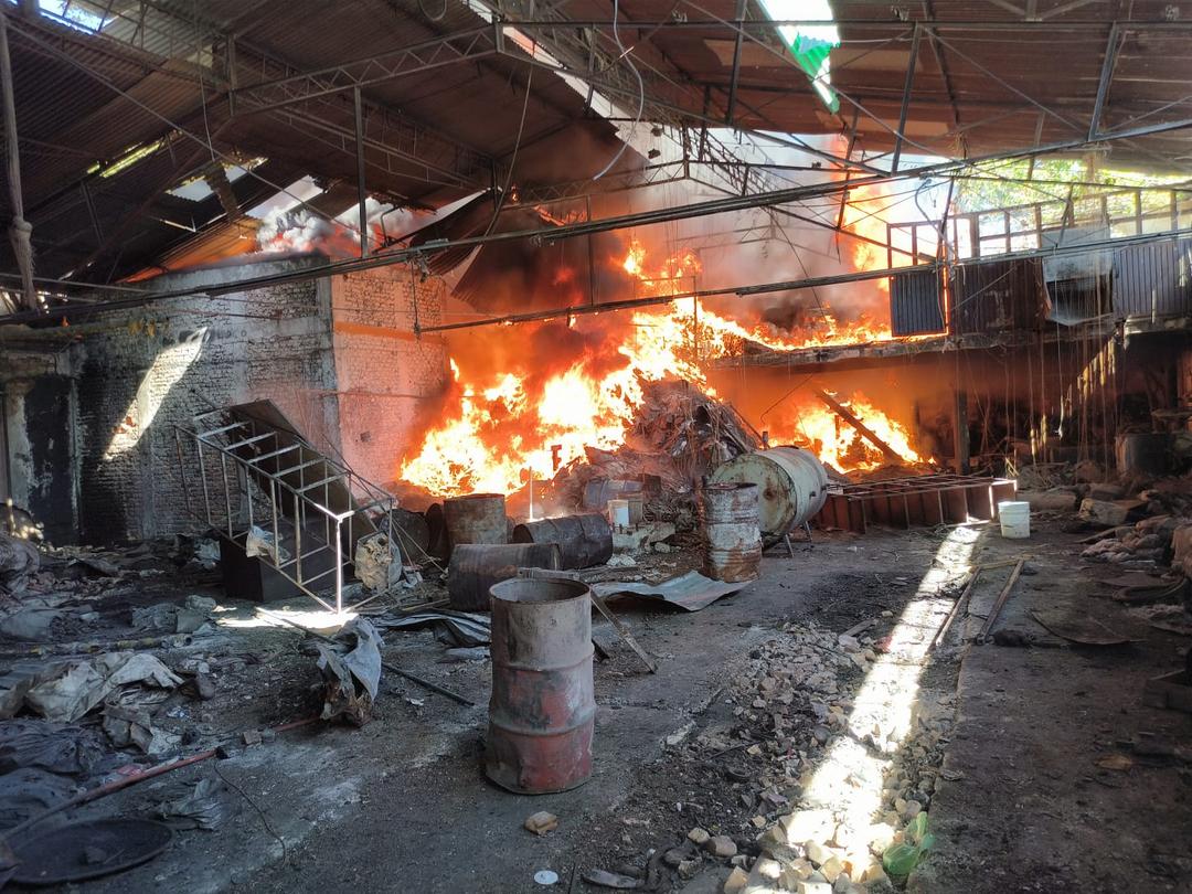 Guadalajara: Se registra fuerte incendio en una chatarrera