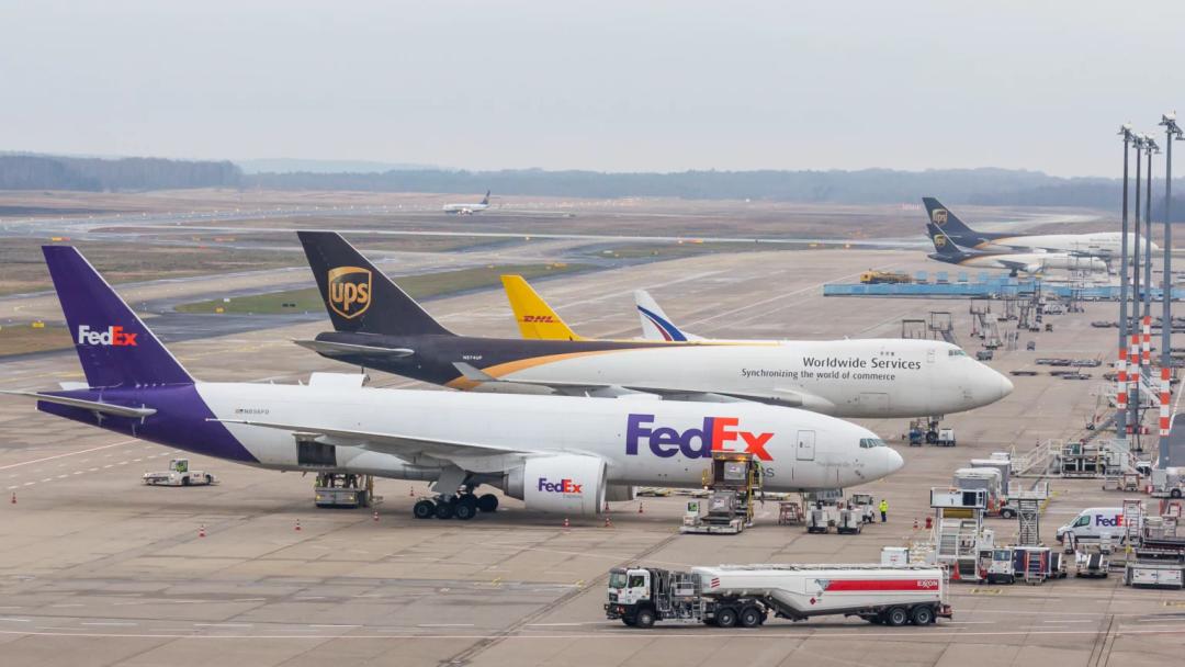 UPS y FedEx suspenden vuelos tras accidente aéreo