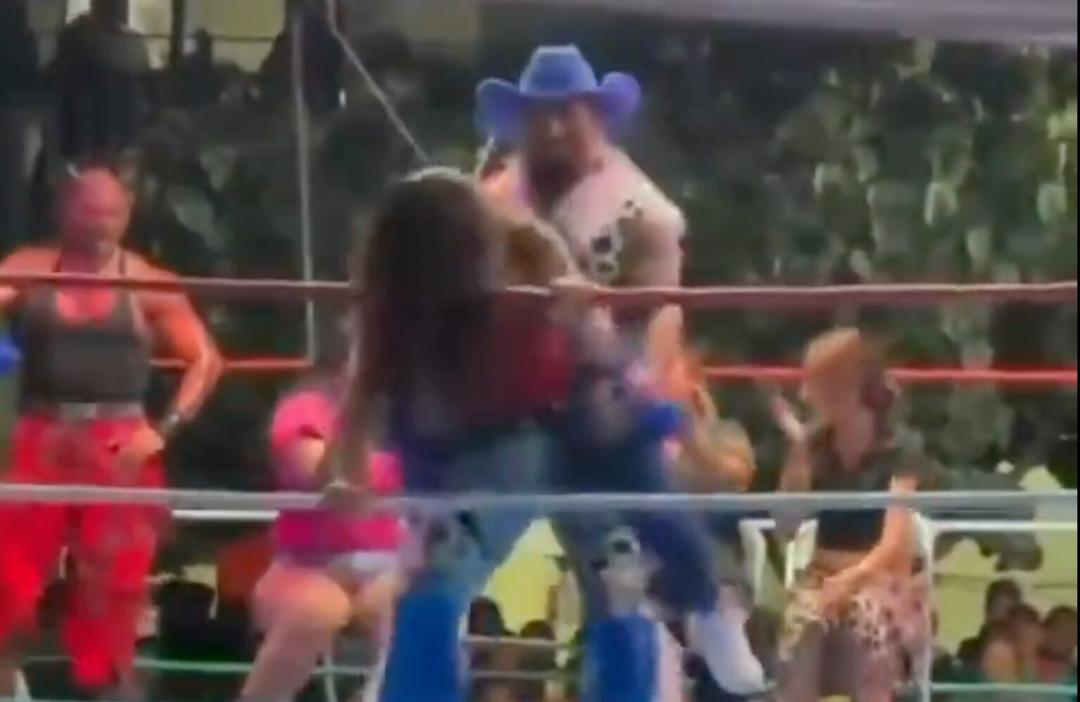 Puebla: Denuncia evento de lucha libre con ‘connotación sexual’ a mujeres